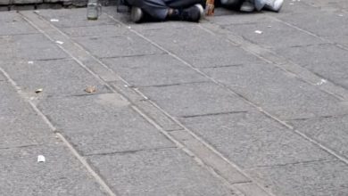 تصویر جنجالی یک زوج جوان تهرانی که در کف خیابان نشسته بودند زوج جوان عاشق تهرانی