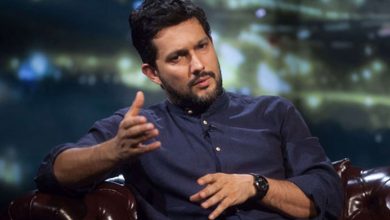 عکس وایرال شده ی حامد بهداد بازیگر مشهور در کنار پوستر بهروز وثوقی حامد بهداد در کنار پوستر بهروز وثوقی