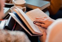 چطور کتابخوانی را به یک عادت روزانه تبدیل کنیم و از آن لذت ببریم؟ کتاب مناسب را انتخاب کنید
